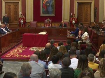 La alcaldesa de Santa Cruz de Tenerife agradece el nuevo cargo a su familia y a una gallina La alcaldesa de Santa Cruz de Tenerife agradece el nuevo cargo a su familia y a una gallina