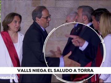 El tenso momento en el que Manuel Valls niega el saludo a Quim Torra El tenso momento en el que Manuel Valls niega el saludo a Quim Torra