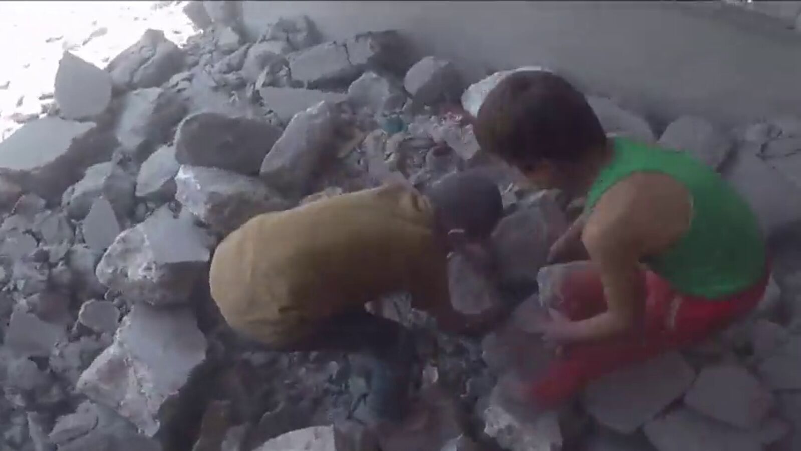 Los llantos y gritos desesperados de dos niños sirios después de que otro menor quedara atrapado por los escombros en un bombardeo