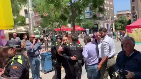 Protestas en Sabadell frente el Ayuntamiento por la "caza de brujas" de Podem al pactar con PSC Protestas en Sabadell frente el Ayuntamiento por la "caza de brujas" de Podem al pactar con PSC