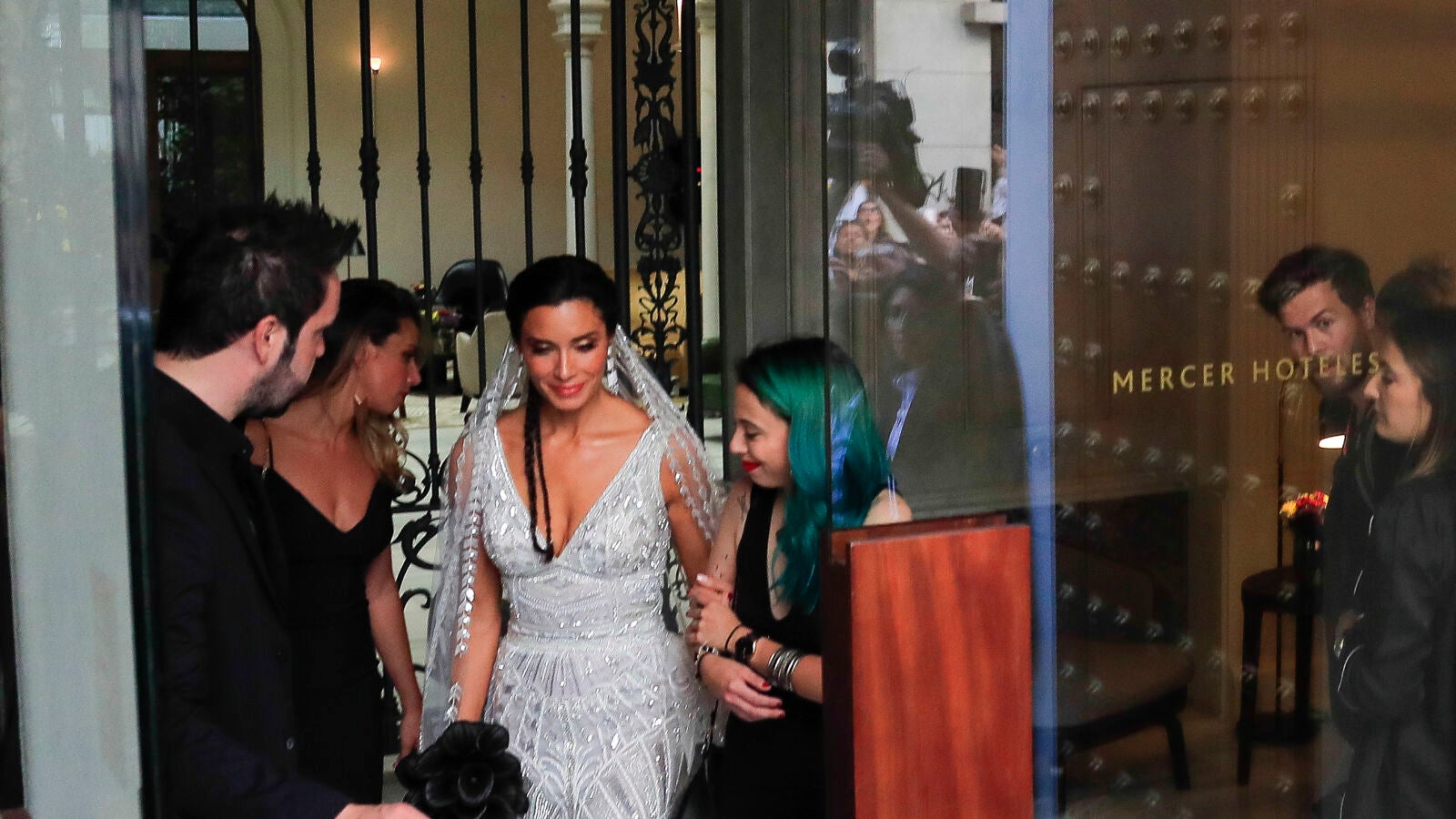 La mujer de pelo azul que acompañaba a Pilar Rubio en su boda que todos se preguntan quién era