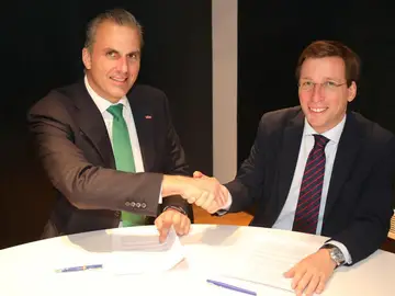 Ortega Smith (Vox) y Martínez Almeida (PP) sellan su acuerdo en Madrid Ortega Smith (Vox) y Martínez Almeida (PP) sellan su acuerdo en Madrid