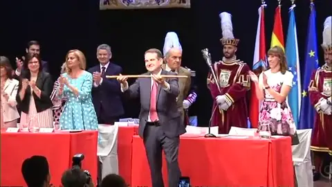 El socialista Abel Caballero coge el bastón de mando por cuarta vez en Vigo El socialista Abel Caballero coge el bastón de mando por cuarta vez en Vigo