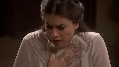 Elsa sufre una crisis mientras Antolina cuida de ella Elsa sufre una crisis mientras Antolina cuida de ella