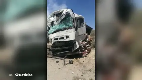 Dos camiones se chocan en un aparatoso accidente de tráfico en Almería Dos camiones se chocan en un aparatoso accidente de tráfico en Almería