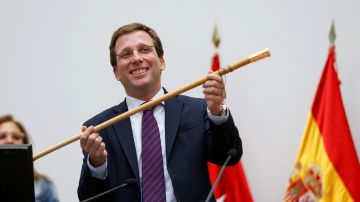 Almeida muestra el bastón de mando tras la constitución del nuevo ayuntamiento de Madrid Almeida muestra el bastón de mando tras la constitución del nuevo ayuntamiento de Madrid