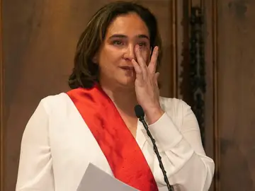 Colau, emocionada tras ser reelegida alcaldesa de Barcelona Colau, emocionada tras ser reelegida alcaldesa de Barcelona