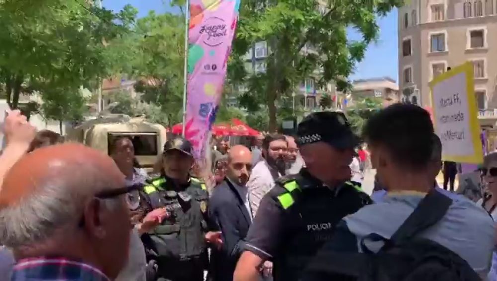 Protestas en Sabadell  frente el Ayuntamiento por la "caza de brujas" de Podem al pactar con PSC