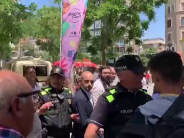 Protestas en Sabadell frente el Ayuntamiento por la "caza de brujas" de Podem al pactar con PSC
