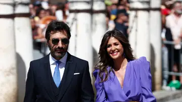 Nuria Roca y Juan del Val llegando a la boda de Pilar Rubio y Sergio Ramos 