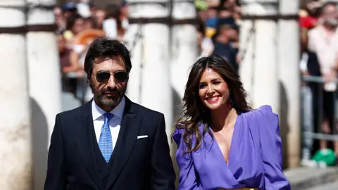 Nuria Roca y Juan del Val llegando a la boda de Pilar Rubio y Sergio Ramos 