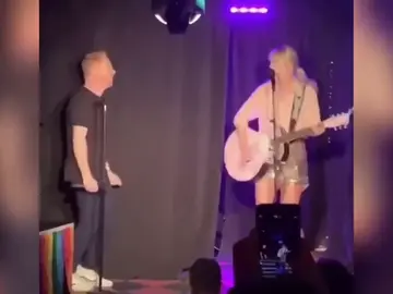 Taylor Swift actua por sopresa en el Stonewall Inn de Nueva York Taylor Swift actua por sopresa en el Stonewall Inn de Nueva York