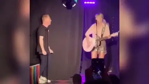 Taylor Swift actua por sopresa en el Stonewall Inn de Nueva York Taylor Swift actua por sopresa en el Stonewall Inn de Nueva York