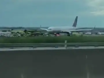 Estallan dos ruedas de un avión nada más aterrizar en el aeropuerto de Nueva York Estallan dos ruedas de un avión nada más aterrizar en el aeropuerto de Nueva York