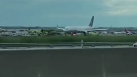 Estallan dos ruedas de un avión nada más aterrizar en el aeropuerto de Nueva York Estallan dos ruedas de un avión nada más aterrizar en el aeropuerto de Nueva York