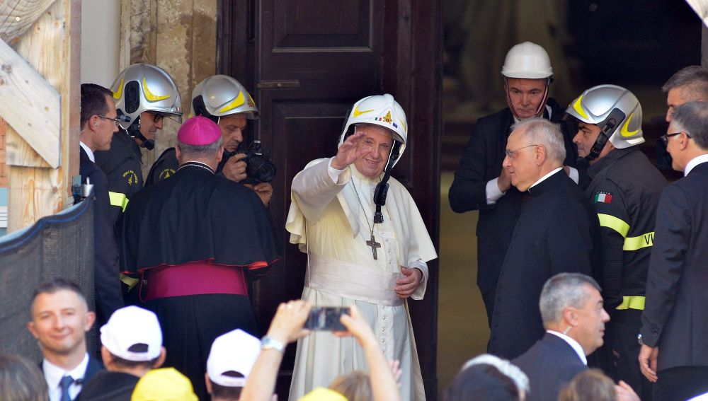 El Papa Francisco en una Iglesia dañada por el gran terremoto en Italia