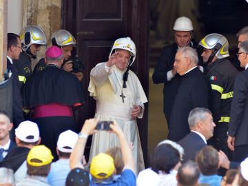 El Papa Francisco en una Iglesia dañada por el gran terremoto en Italia