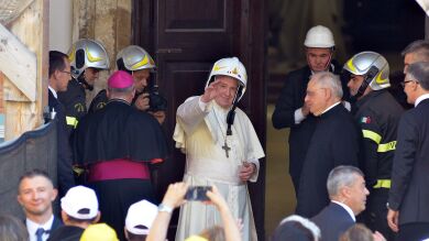 El Papa Francisco visita una pequeña localidad italiana destruida por el terremoto que mató a 300 personas