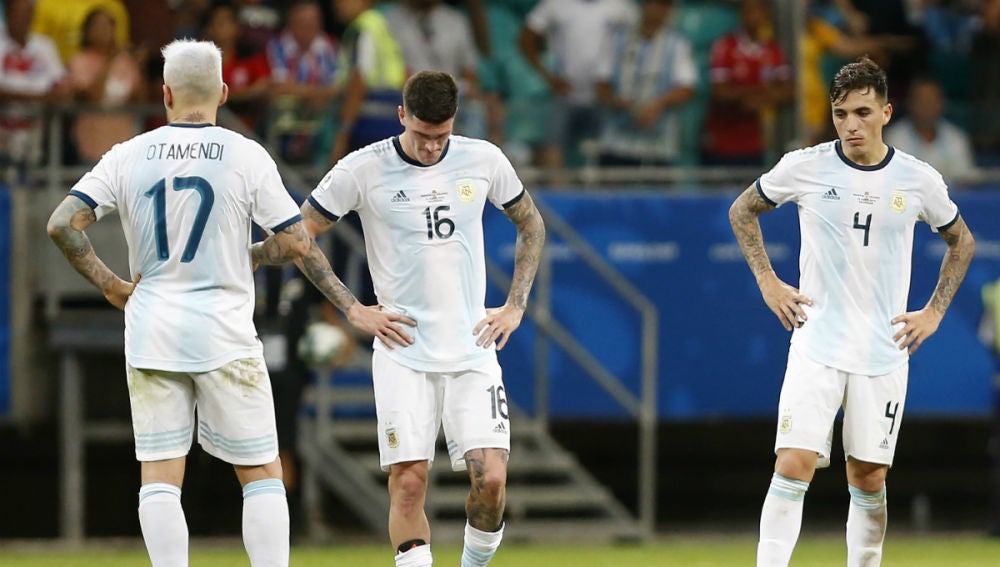 Los jugadores de Argentina, cabizbajos