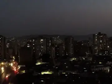 Argentina amanece a oscuras por un apagón que afecta también a Uruguay y algunas zonas de Brasil y Chile. Argentina amanece a oscuras por un apagón que afecta también a Uruguay y algunas zonas de Brasil y Chile.