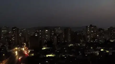 Argentina amanece a oscuras por un apagón que afecta también a Uruguay y algunas zonas de Brasil y Chile. Argentina amanece a oscuras por un apagón que afecta también a Uruguay y algunas zonas de Brasil y Chile.