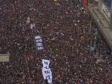 Miles de personas se manifiestan contra las autoridades de Hong Kong Miles de personas se manifiestan contra las autoridades de Hong Kong