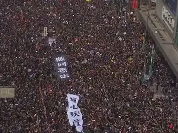 Miles de personas se manifiestan contra las autoridades de Hong Kong Miles de personas se manifiestan contra las autoridades de Hong Kong