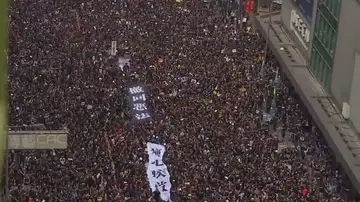Miles de personas se manifiestan contra las autoridades de Hong Kong Miles de personas se manifiestan contra las autoridades de Hong Kong