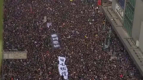 Miles de personas se manifiestan contra las autoridades de Hong Kong Miles de personas se manifiestan contra las autoridades de Hong Kong