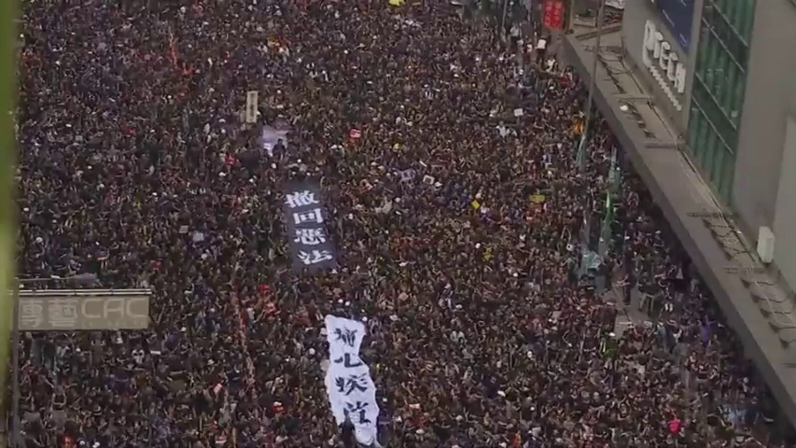 Miles de personas se manifiestan contra las autoridades de Hong Kong