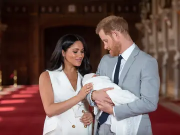 Meghan Markle y el Príncipe Harry con su hijo Archie Meghan Markle y el Príncipe Harry con su hijo Archie