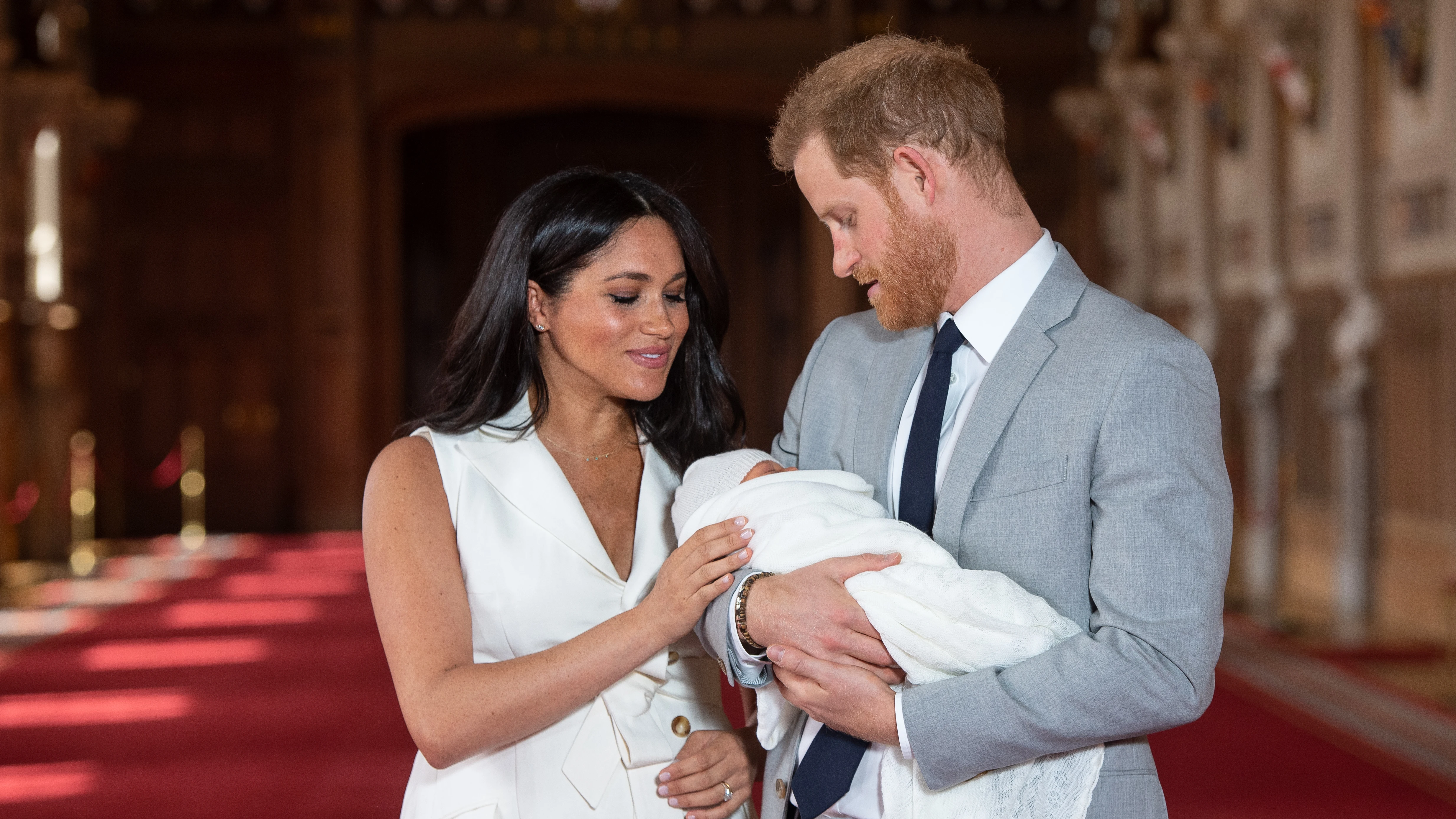 Meghan Markle y el Pr&iacute;ncipe Harry con su hijo Archie