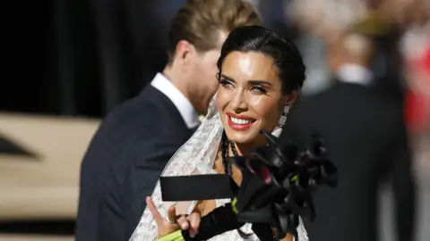 Pilar Rubio con su ramo negro en su boda con Sergio Ramos Pilar Rubio con su ramo negro en su boda con Sergio Ramos