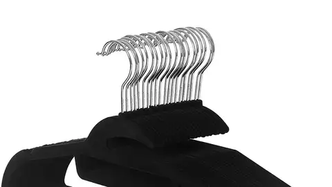 Perchas de terciopelo perfectas para las camisetas Perchas de terciopelo perfectas para las camisetas