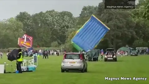 Cuatro heridos al salir volando dos castillos hinchables en Reino Unido Cuatro heridos al salir volando dos castillos hinchables en Reino Unido