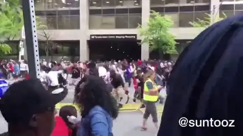Dos heridos y dos detenidos en un tiroteo en Toronto durante la celebración de los Raptors por el título de la NBA Dos heridos y dos detenidos en un tiroteo en Toronto durante la celebración de los Raptors por el título de la NBA