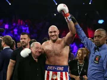 Tyson Fury celebra su victoria ante Tom Schwarz Tyson Fury celebra su victoria ante Tom Schwarz