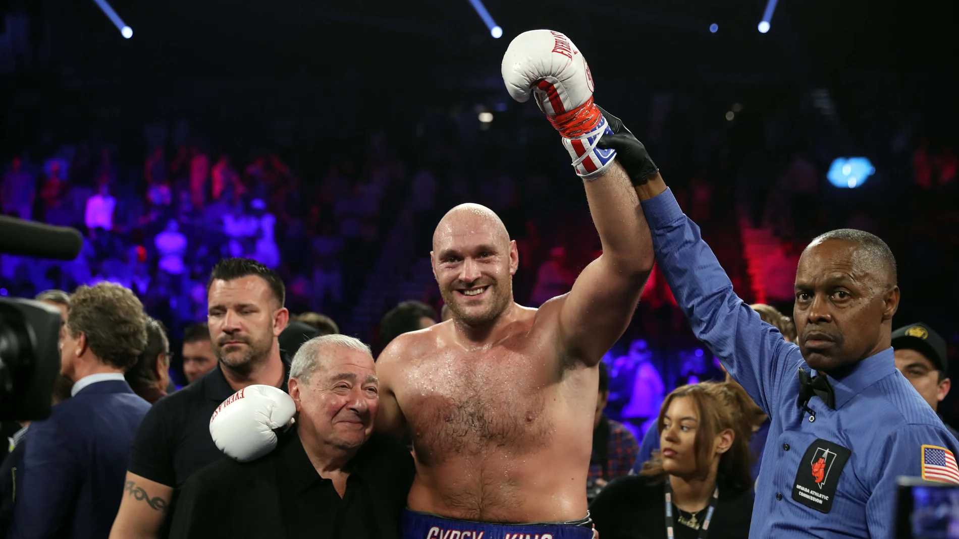 Tyson Fury celebra su victoria ante Tom Schwarz Tyson Fury celebra su victoria ante Tom Schwarz