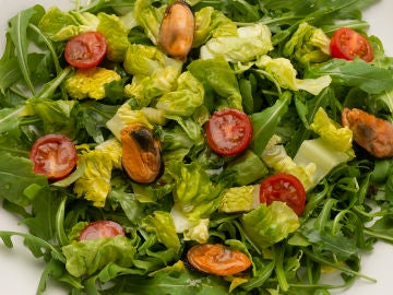 Ensalada de rúcula y mejillones en escabeche