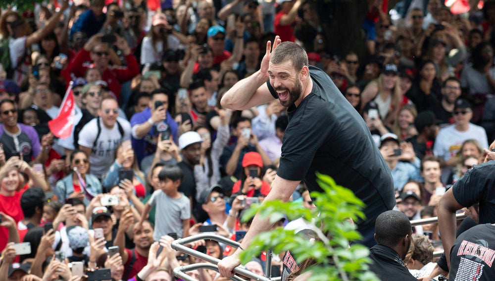 Marc Gasol anima a la afición de los Toronto Raptors