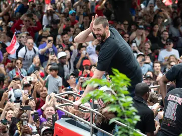 Marc Gasol anima a la afición de los Toronto Raptors Marc Gasol anima a la afición de los Toronto Raptors