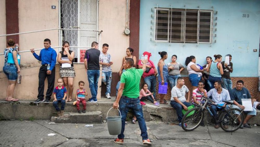 Migrantes aguardan regularización en México.