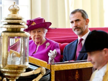 La reina Isabel II junto al rey Felipe, durante una visita a Londres La reina Isabel II junto al rey Felipe, durante una visita a Londres