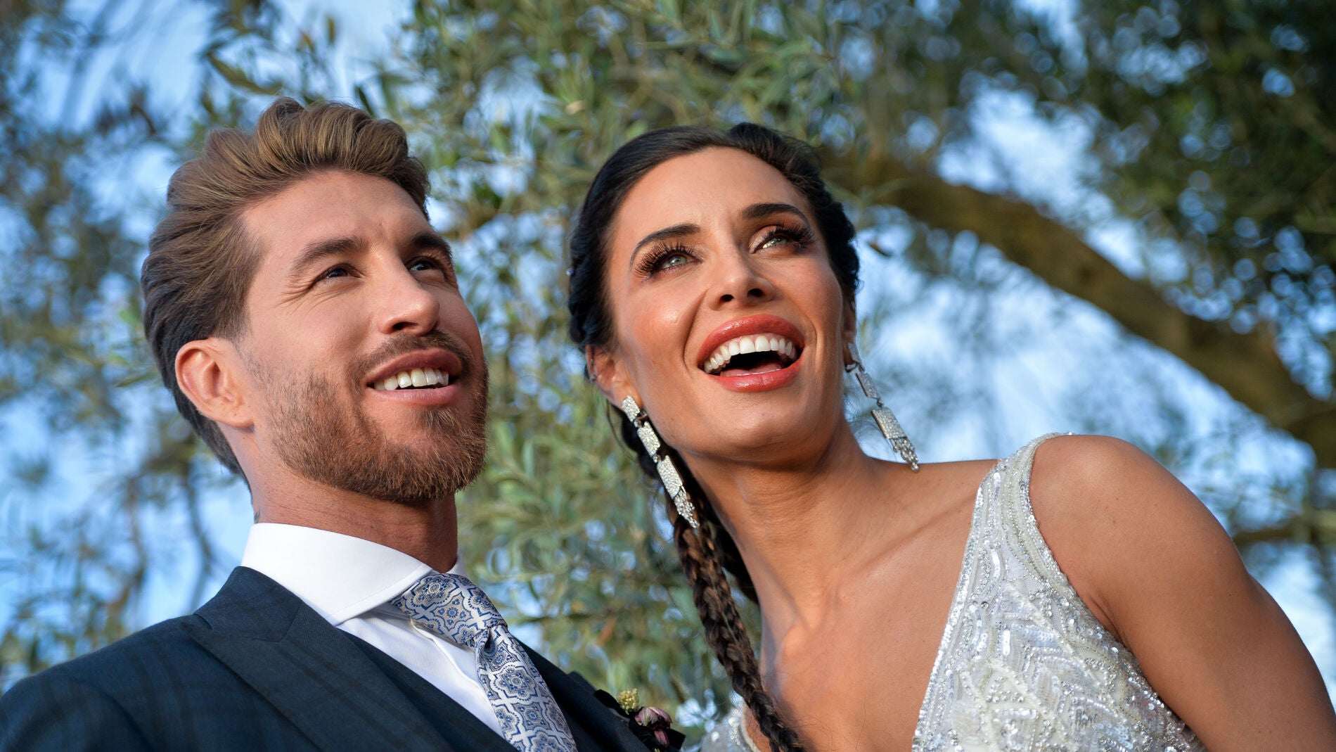 Sergio Ramos y Pilar Rubio atienden a la prensa tras casarse en Sevilla
