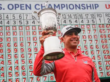 Gary Woodland alza el trofeo del US Open Gary Woodland alza el trofeo del US Open