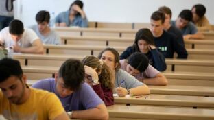 Alumnos realizando las pruebas de Selectividad para el acceso a la universidad.
