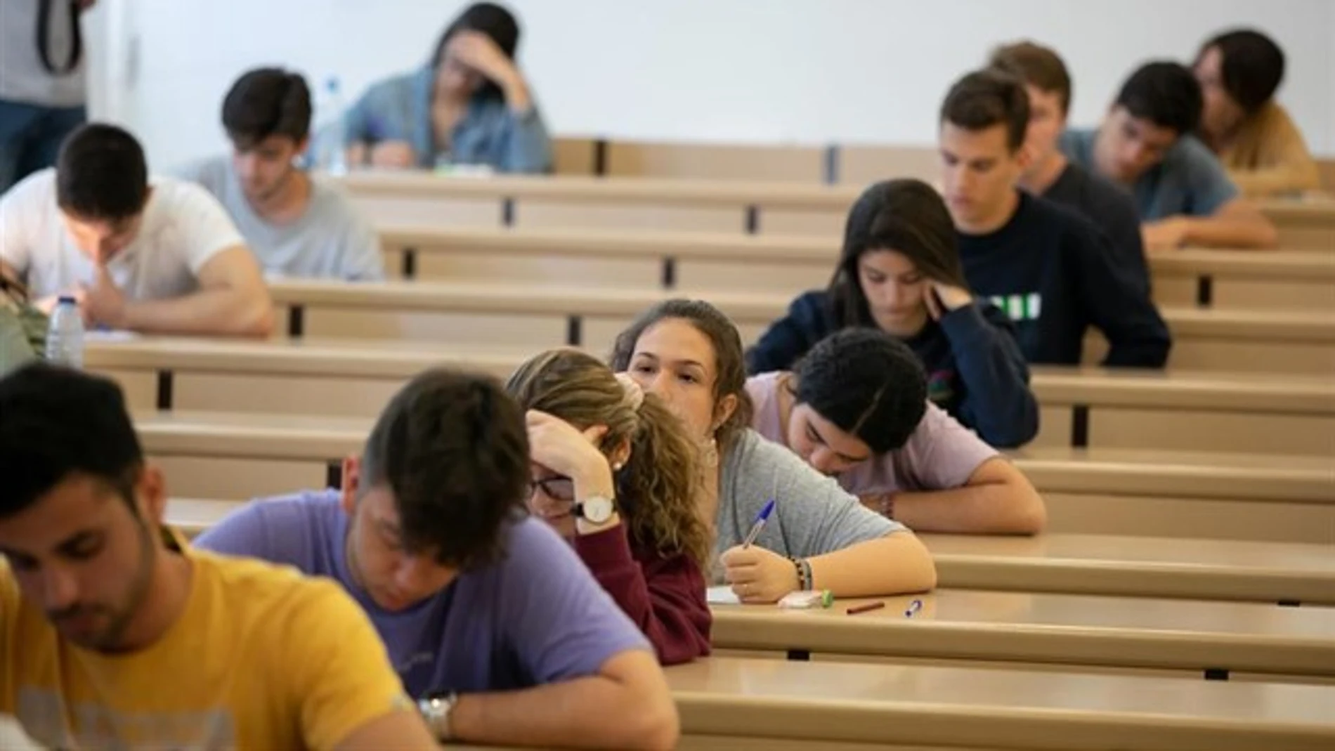 Alumnos realizando las pruebas de Selectividad para el acceso a la universidad. Alumnos realizando las pruebas de Selectividad para el acceso a la universidad.