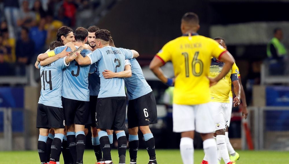 Los jugadores de Uruguay celebran un gol ante Ecuador