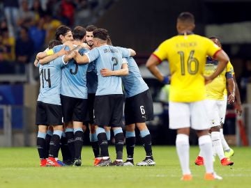 Los jugadores de Uruguay celebran un gol ante Ecuador