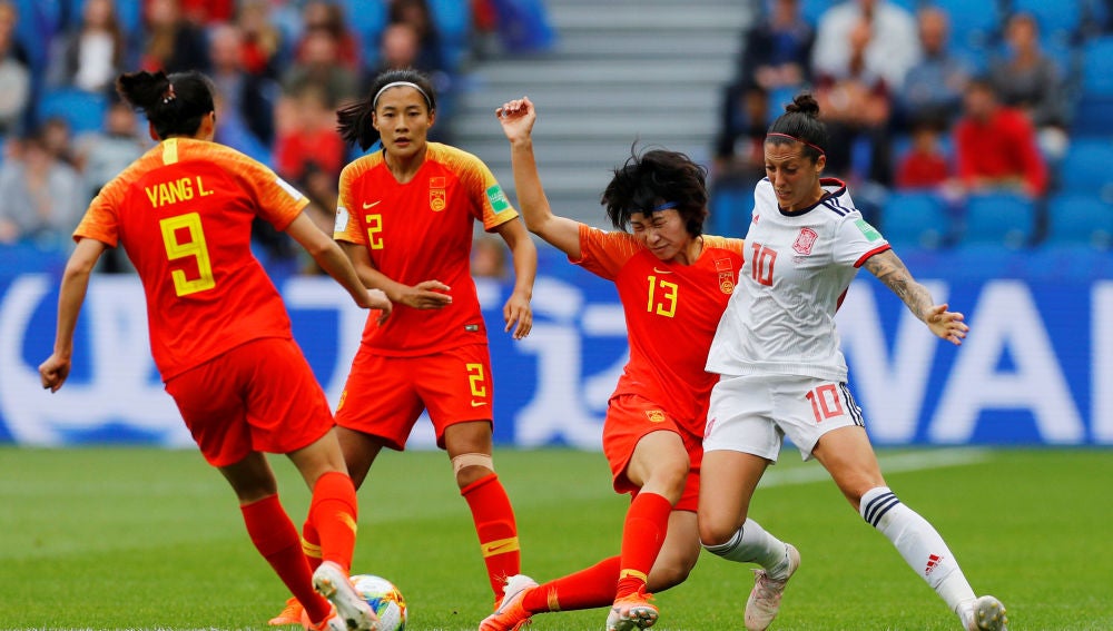 Hermoso intenta jugar el balón ante la defensa china